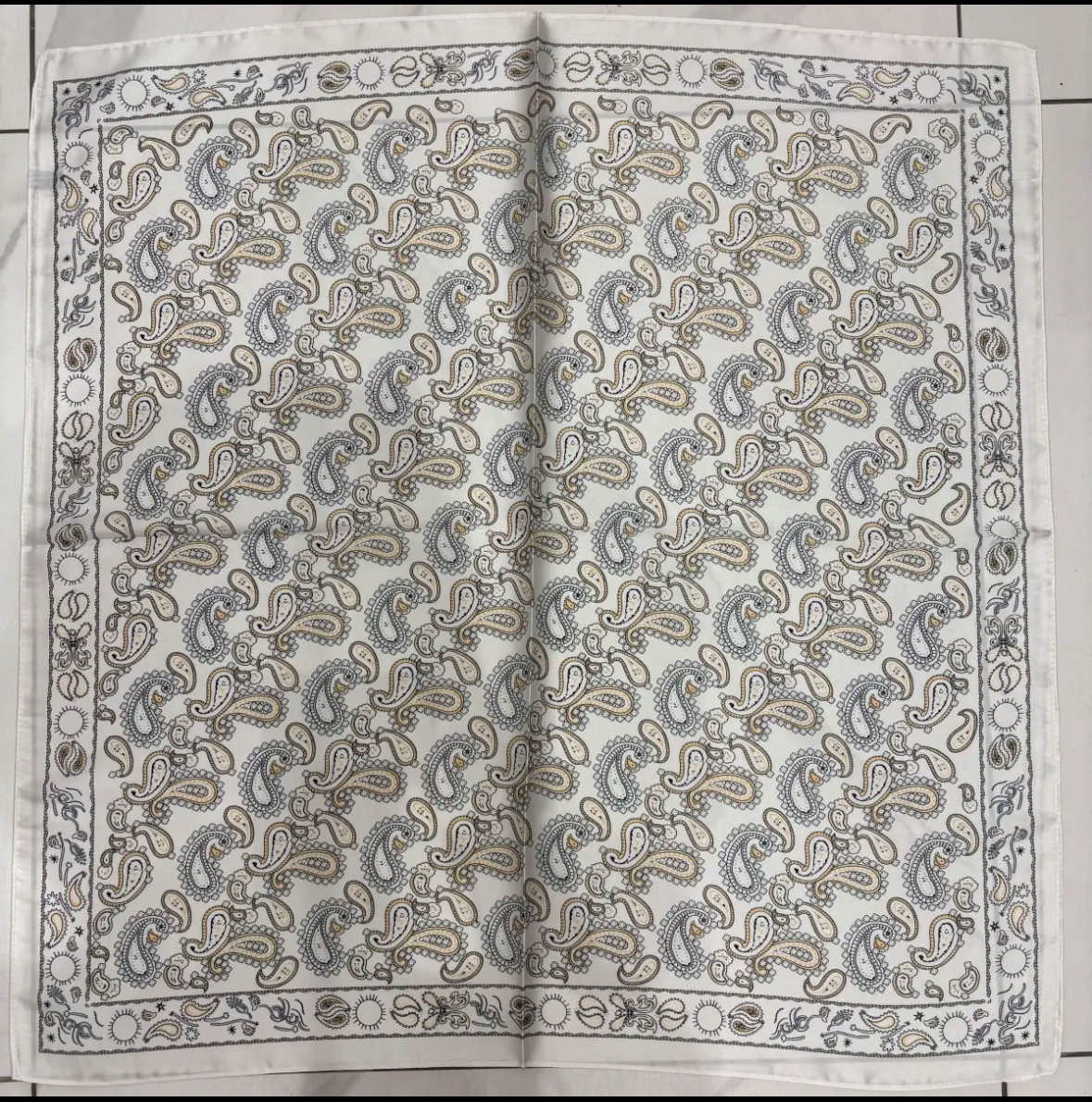 Foulard blanc à motifs