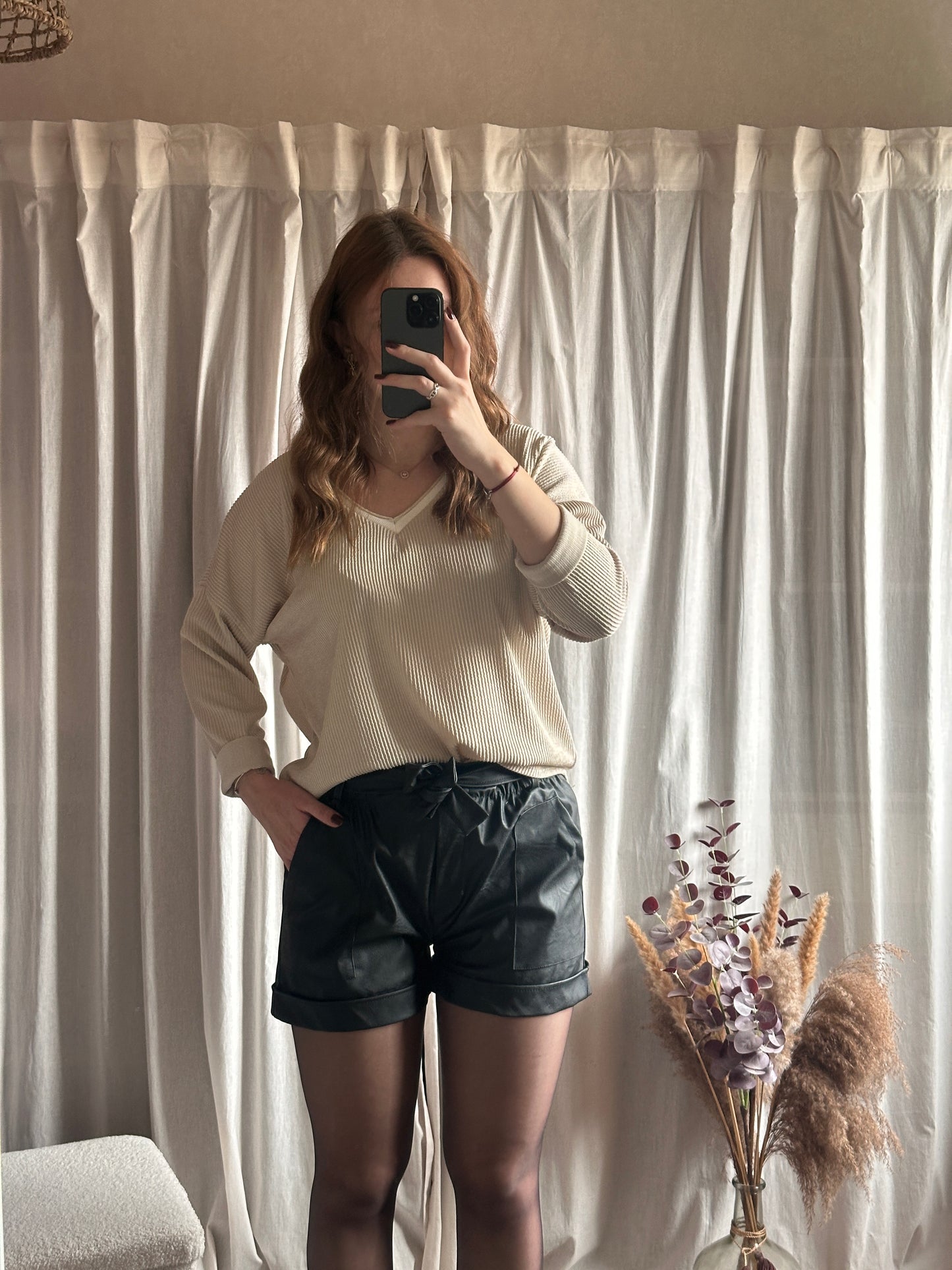 Short en similicuir noir