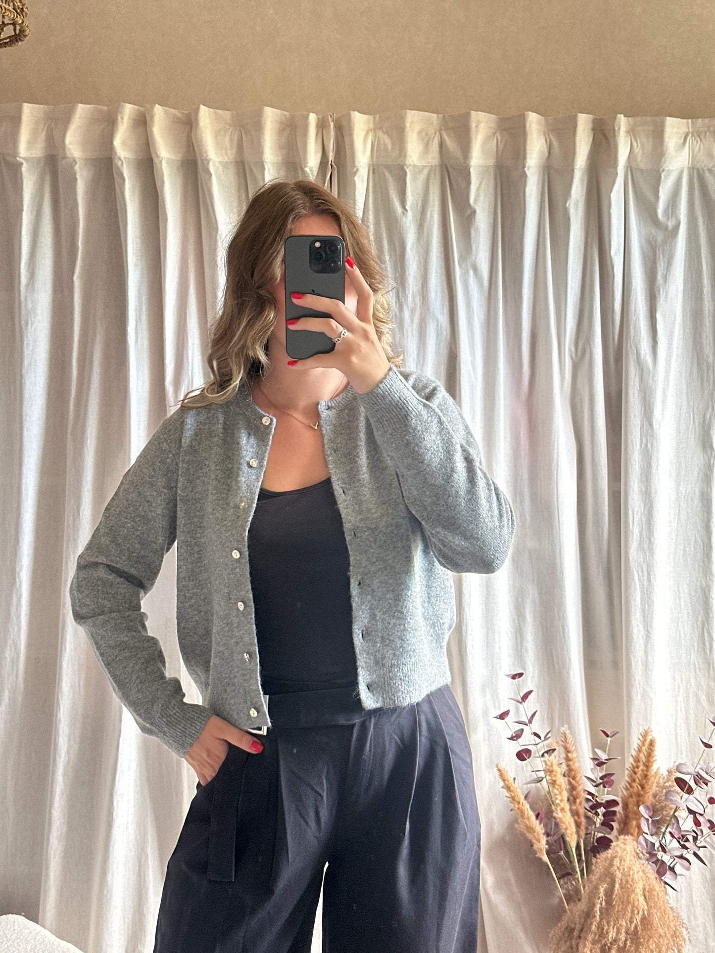Pull gris foncé à boutons