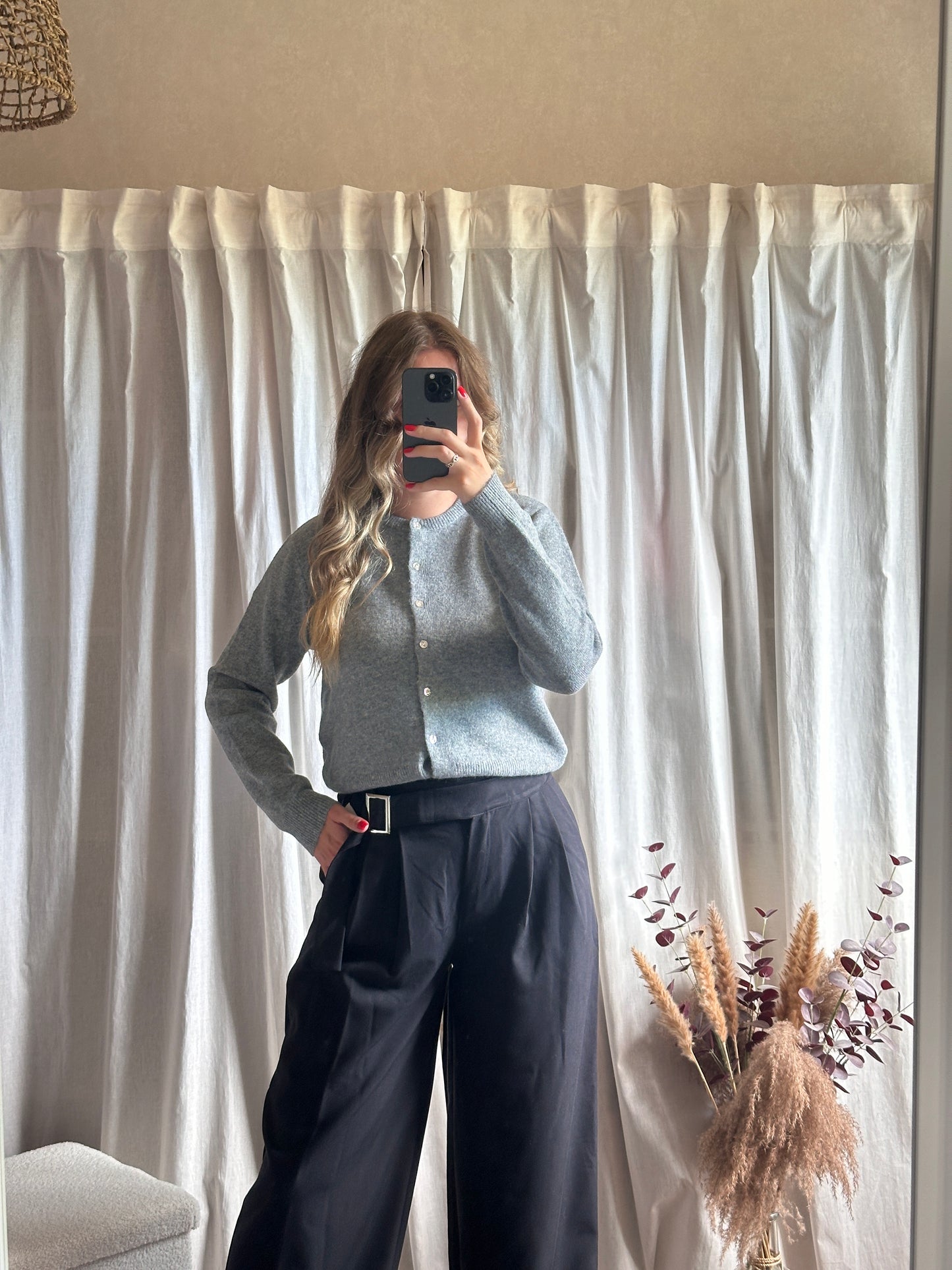Pull gris foncé à boutons