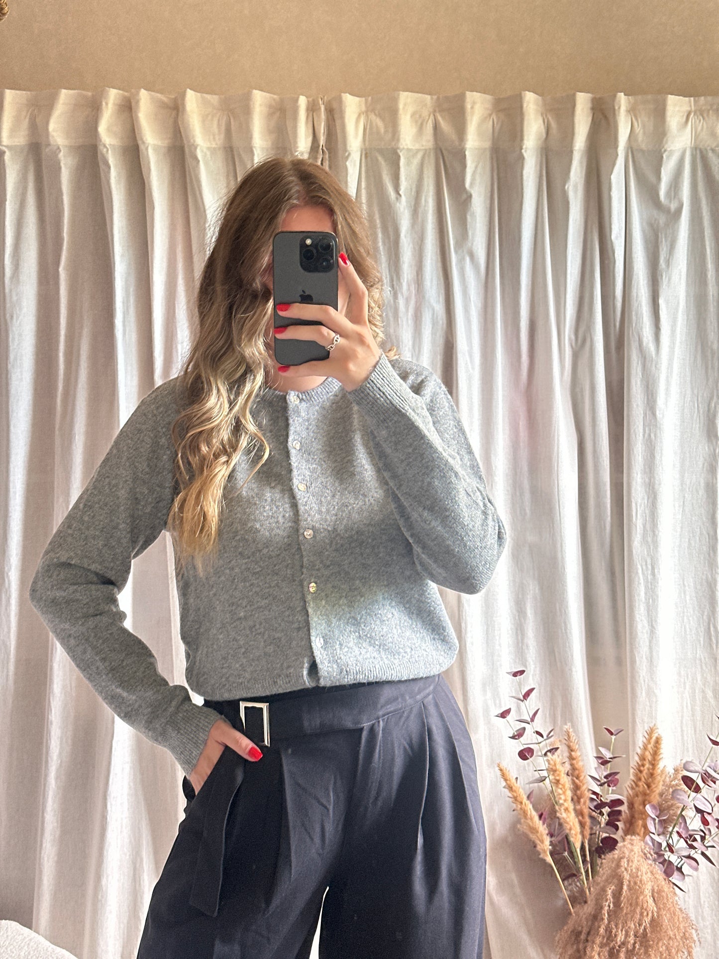 Pull gris foncé à boutons