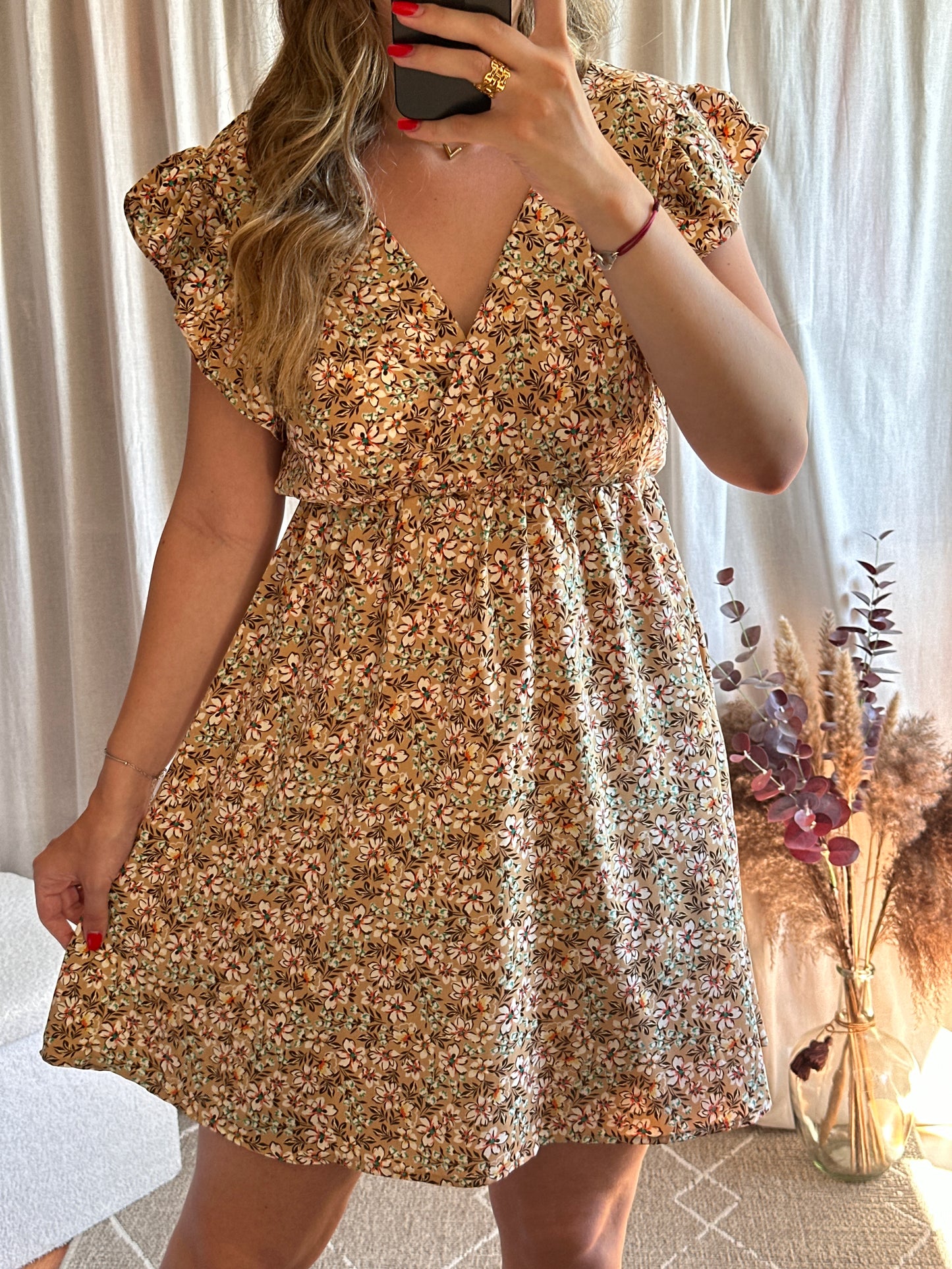 Robe courte beige à fleurs