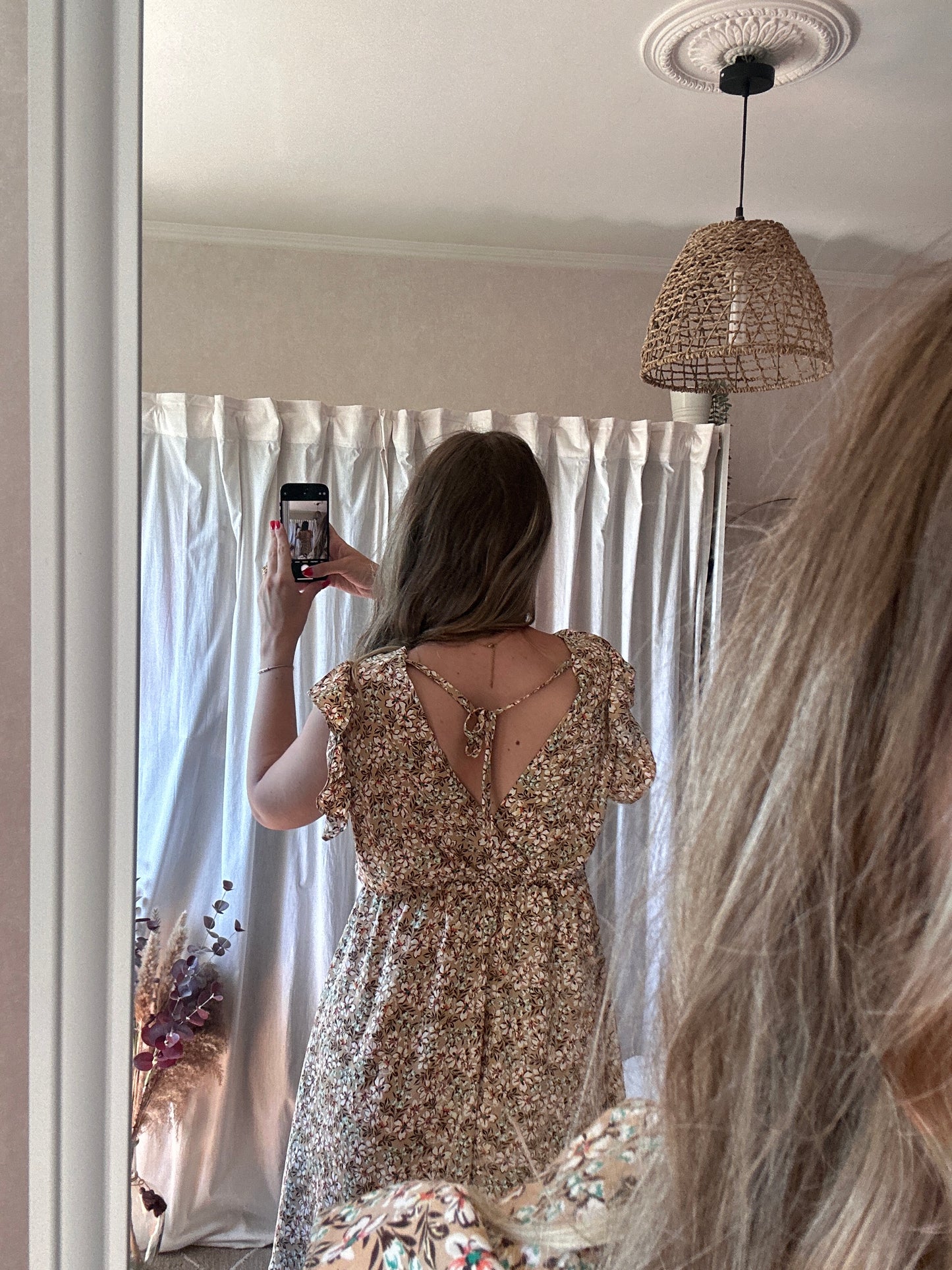 Robe courte beige à fleurs