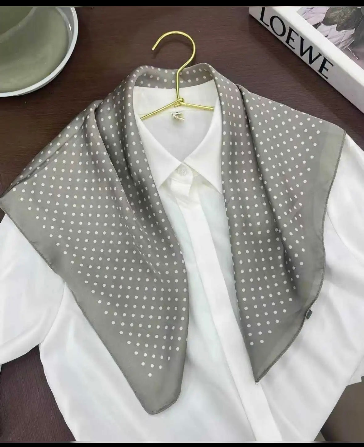 Foulard gris à pois