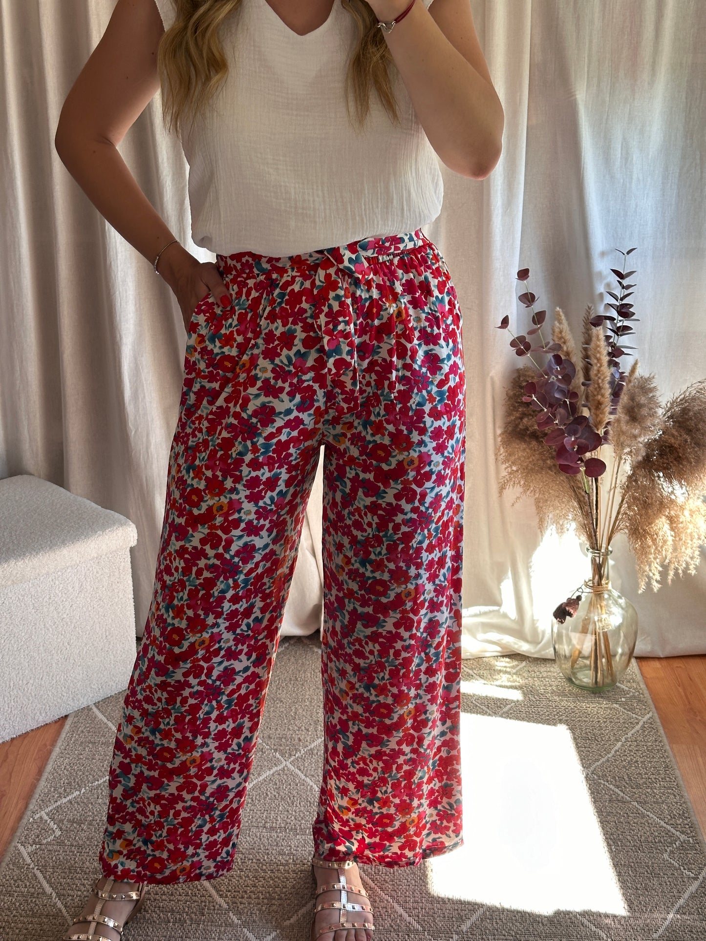 Pantalon fluide rouge motif fleurs