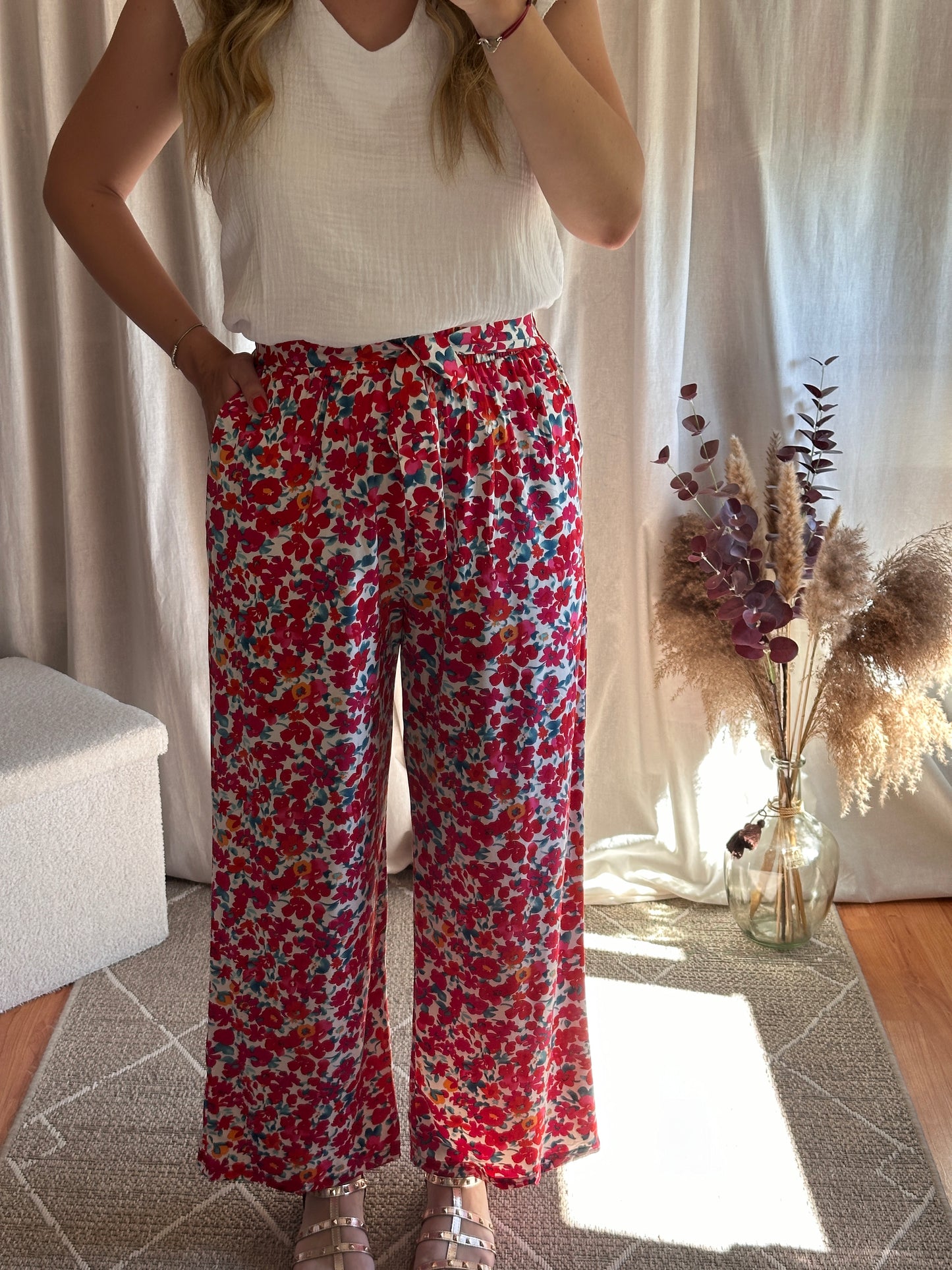 Pantalon fluide rouge motif fleurs
