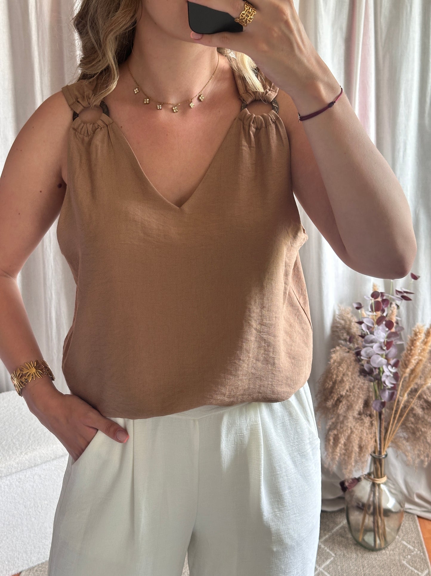 Top col V bretelles anneaux camel