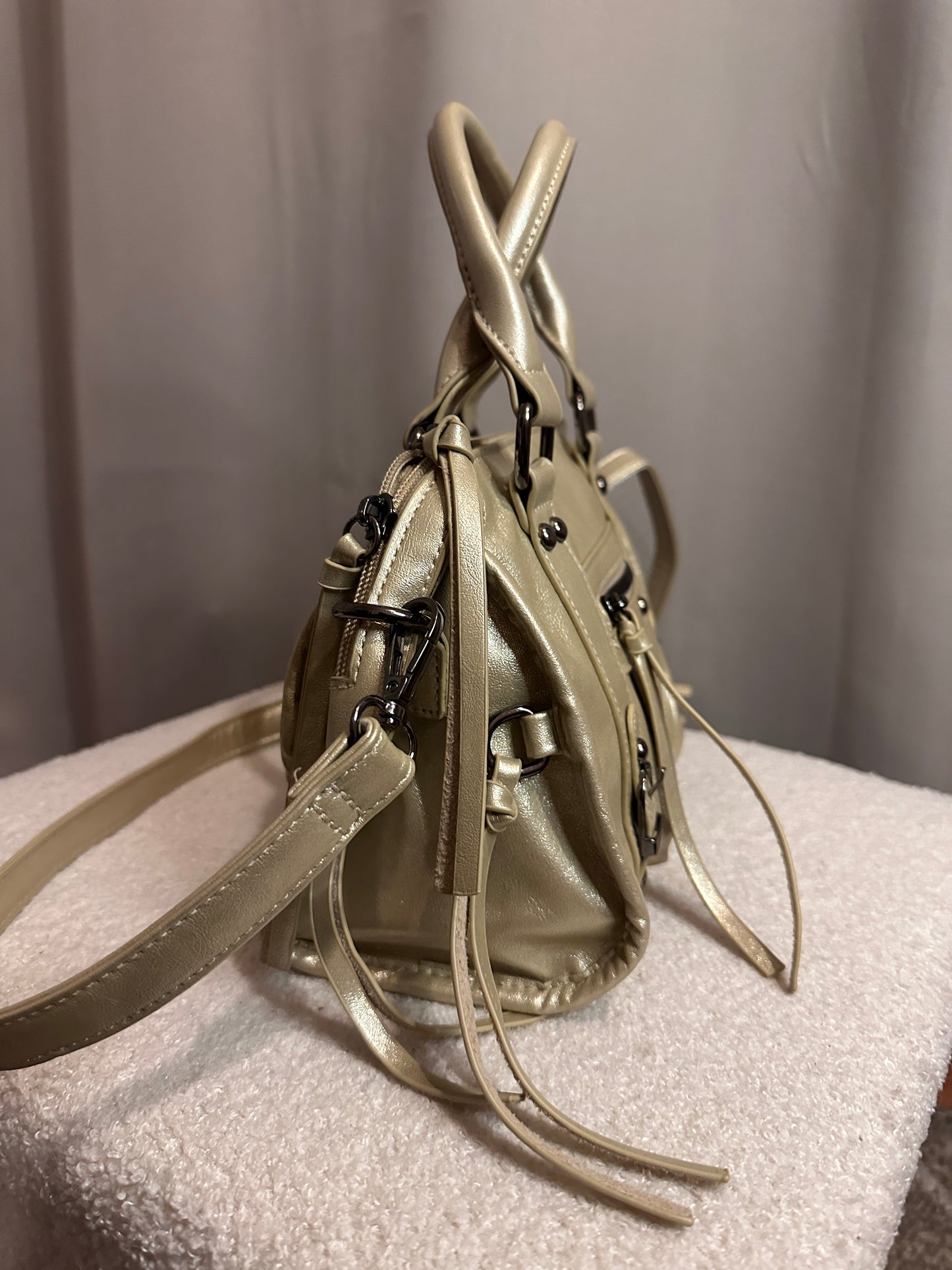 Sac à main doré métallisé
