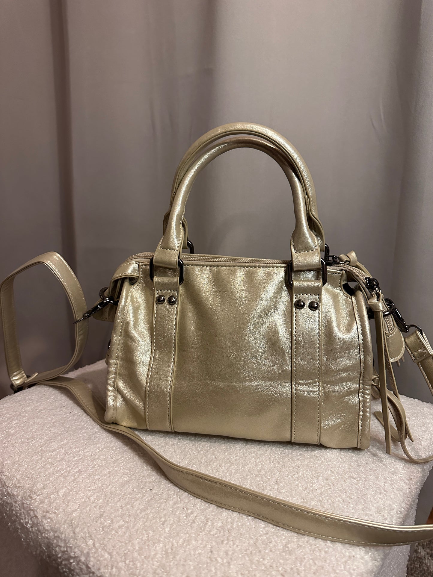Sac à main doré métallisé