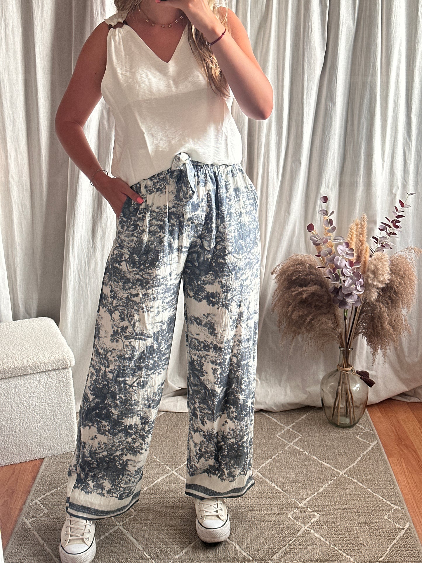 Pantalon fluide imprimé gris à motif