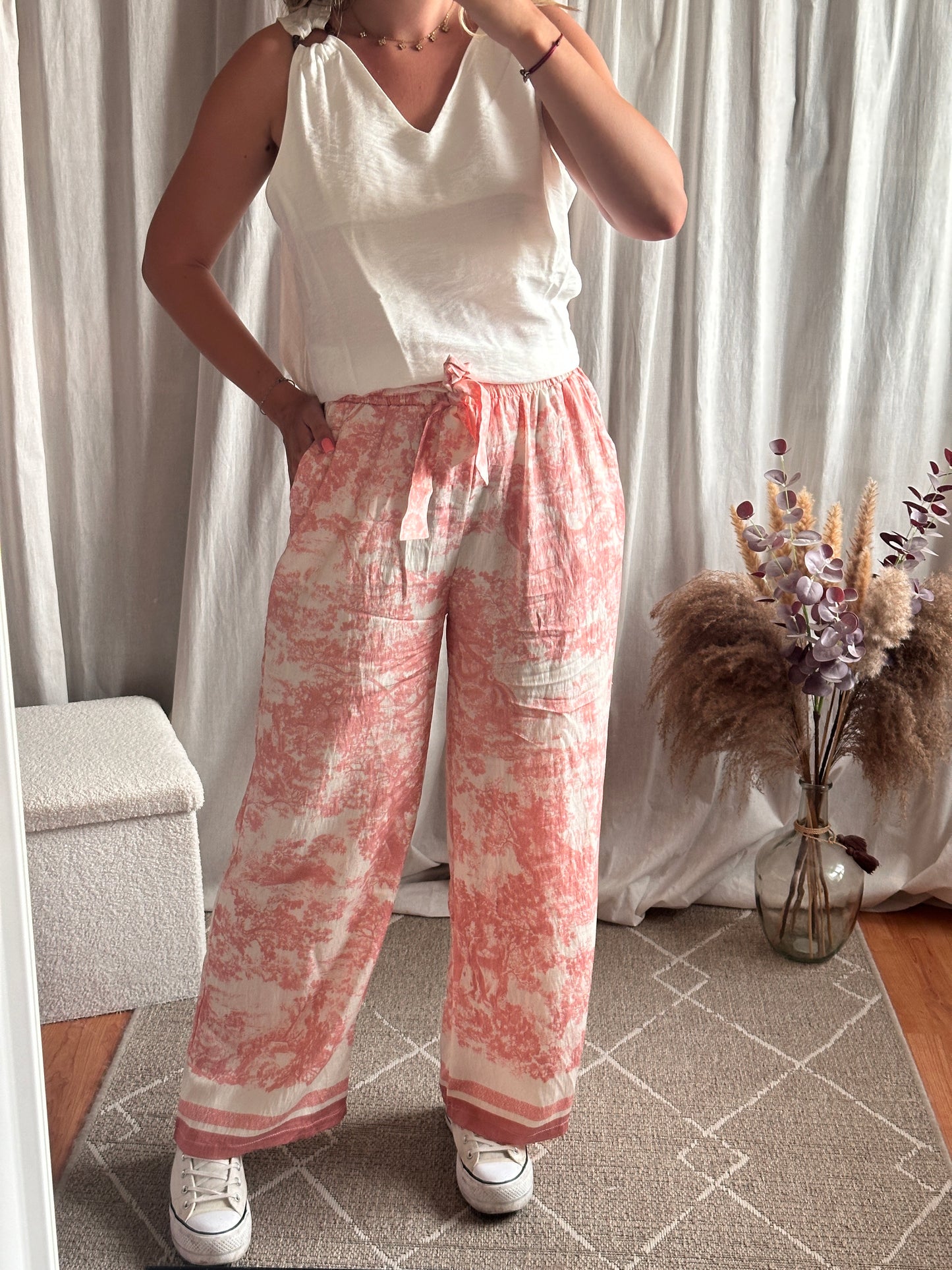 Pantalon fluide imprimé rose à motif