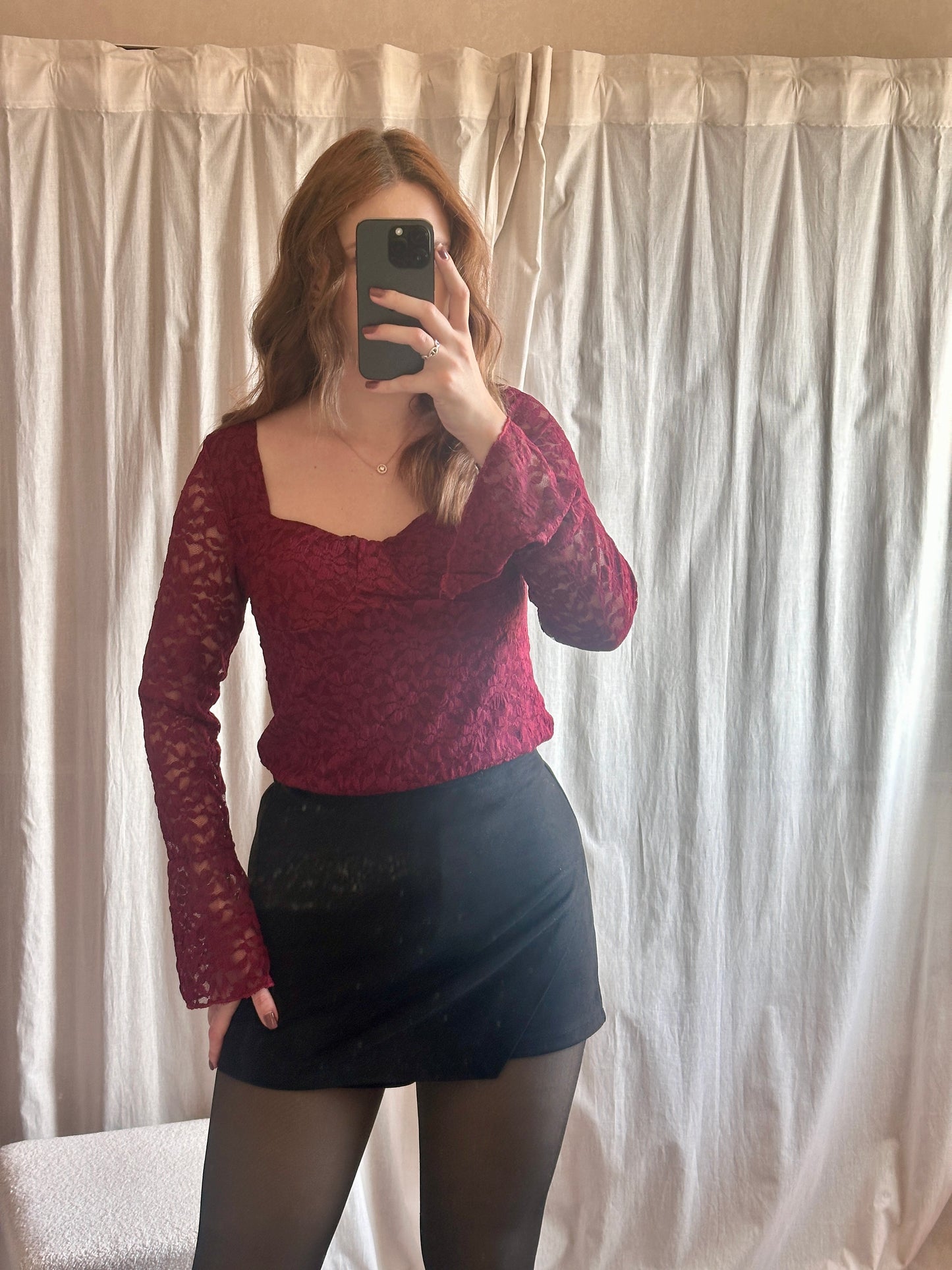 Top bordeaux en dentelle