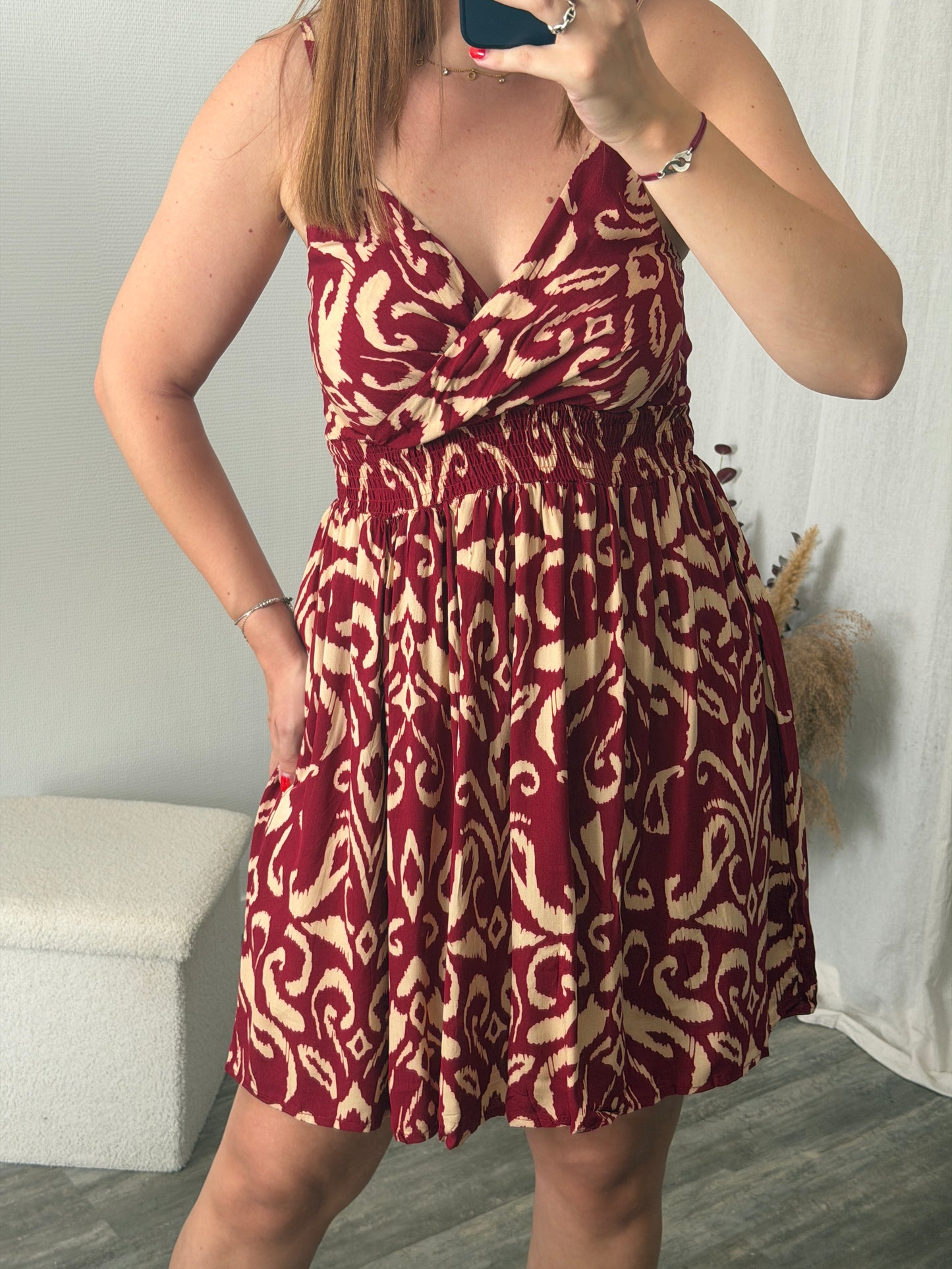 Robe courte bordeaux à motif