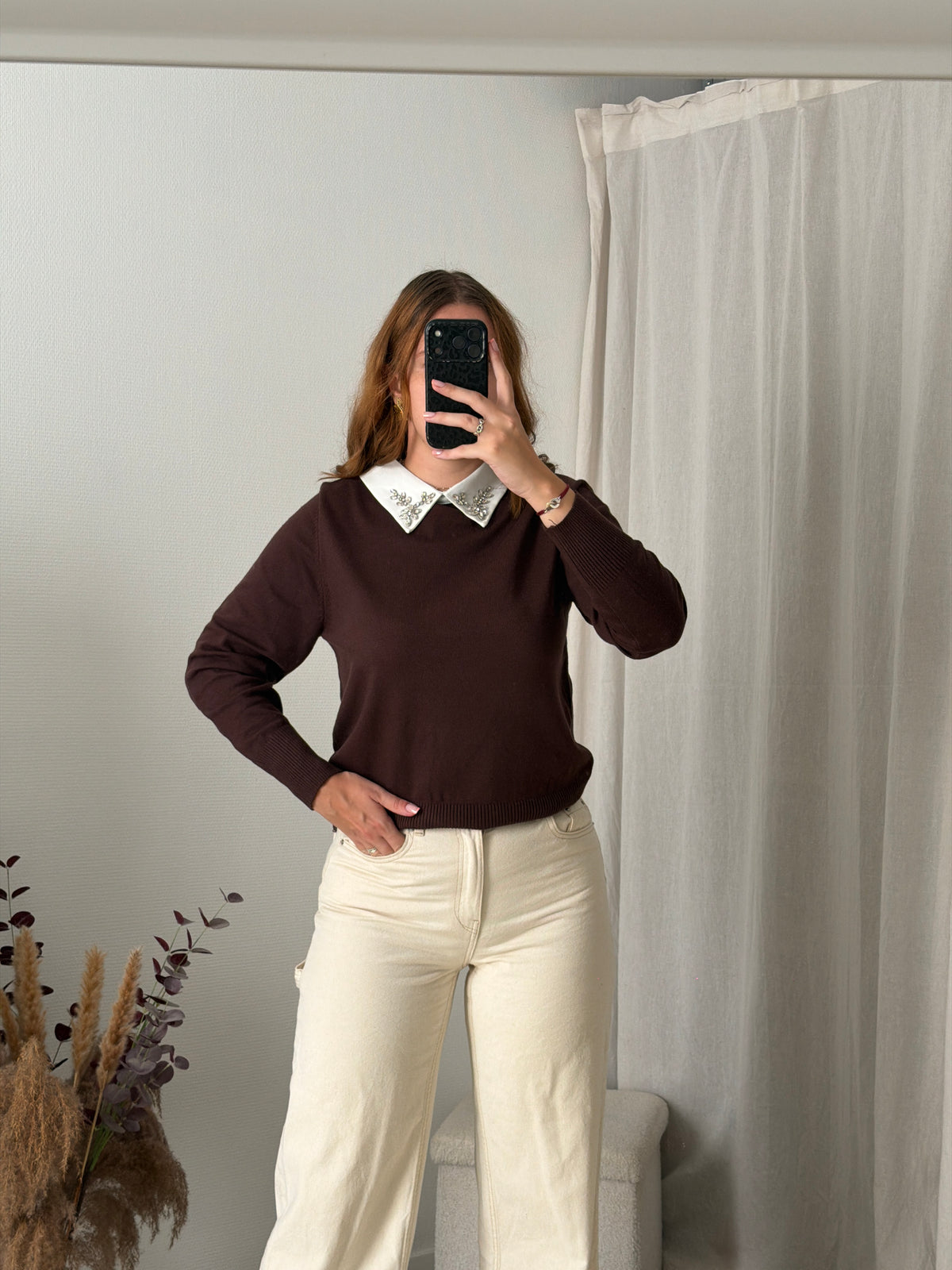 Pull chocolat col bijou