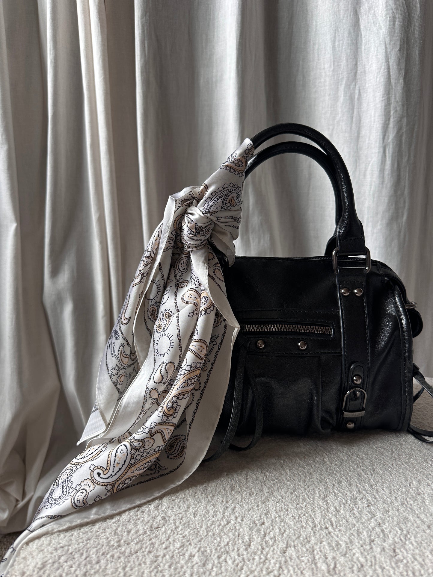 Foulard blanc à motifs