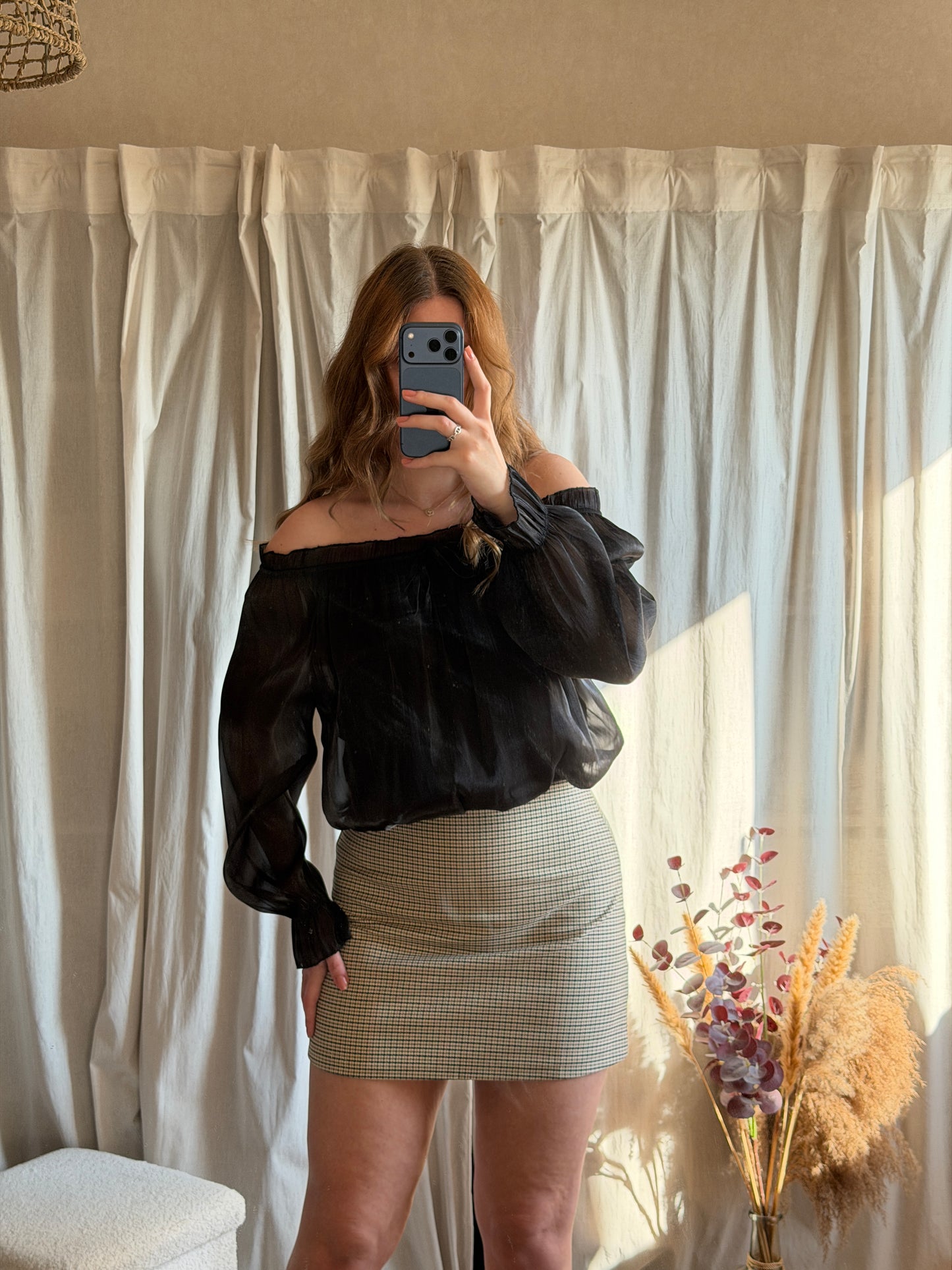 Top noir manche longue col bardot