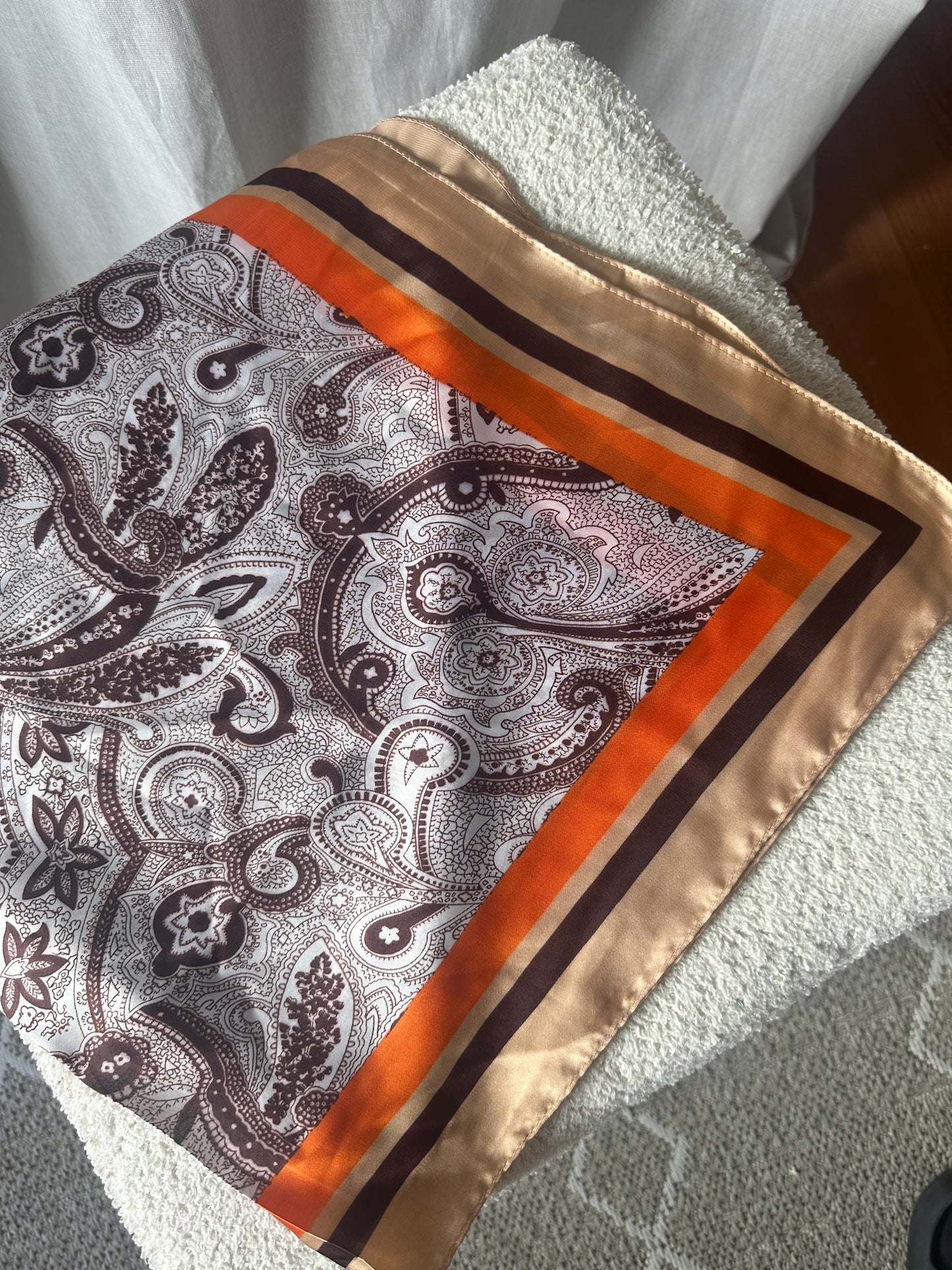 Foulard orange à motifs