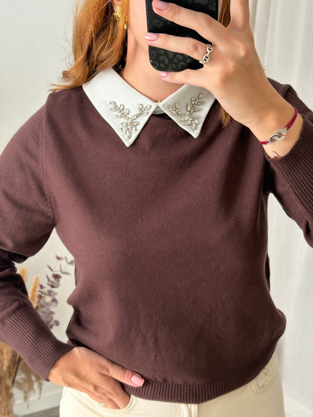 Pull chocolat col bijou