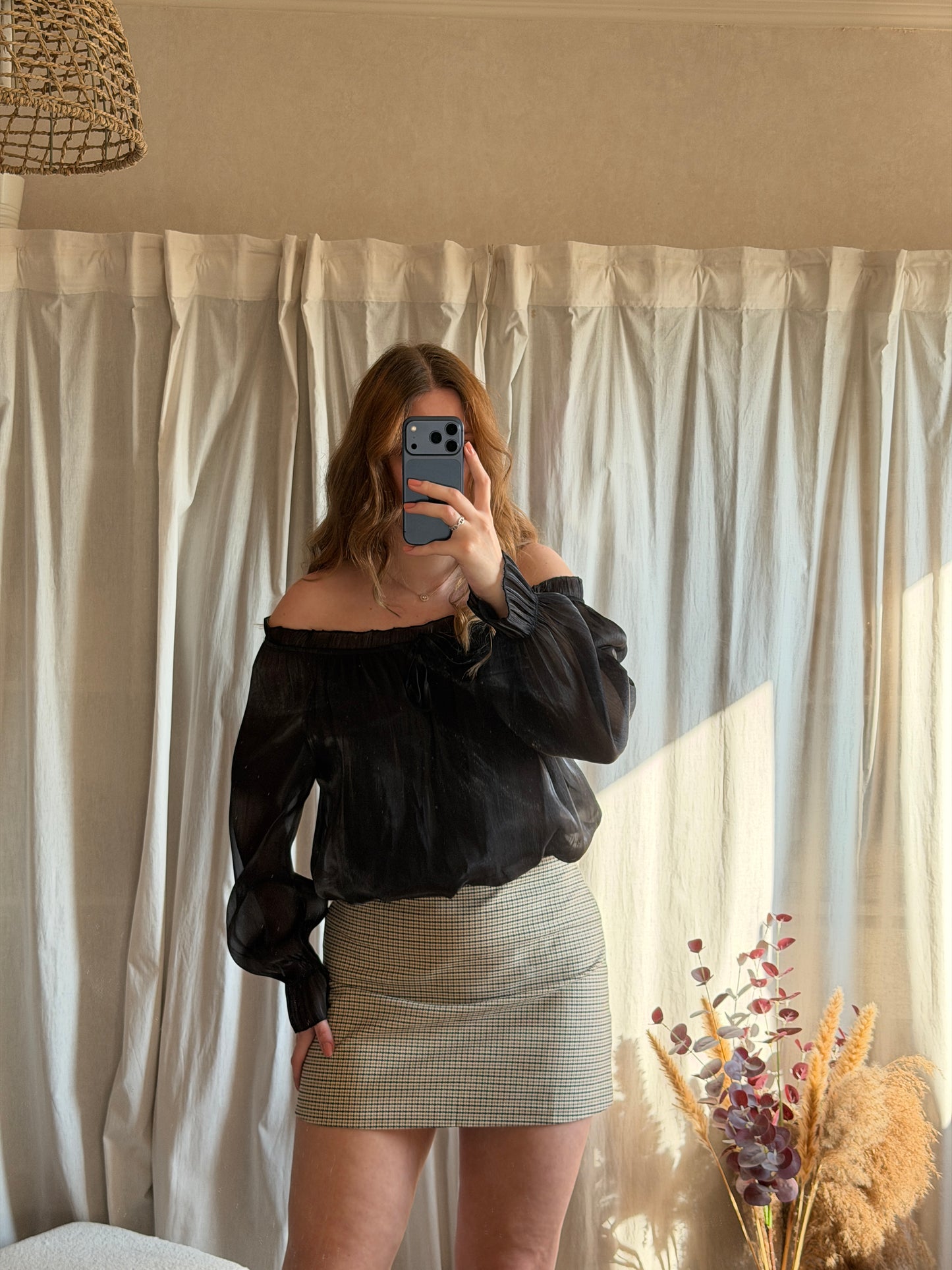 Top noir manche longue col bardot