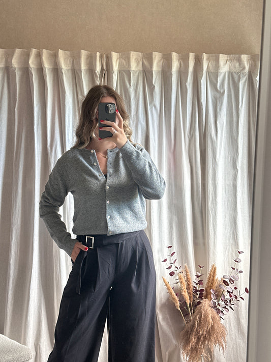 Pull gris foncé à boutons