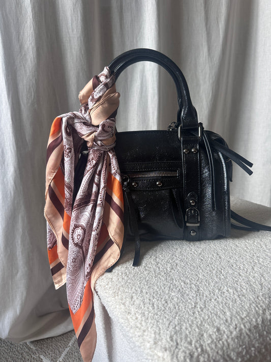 Foulard orange à motifs