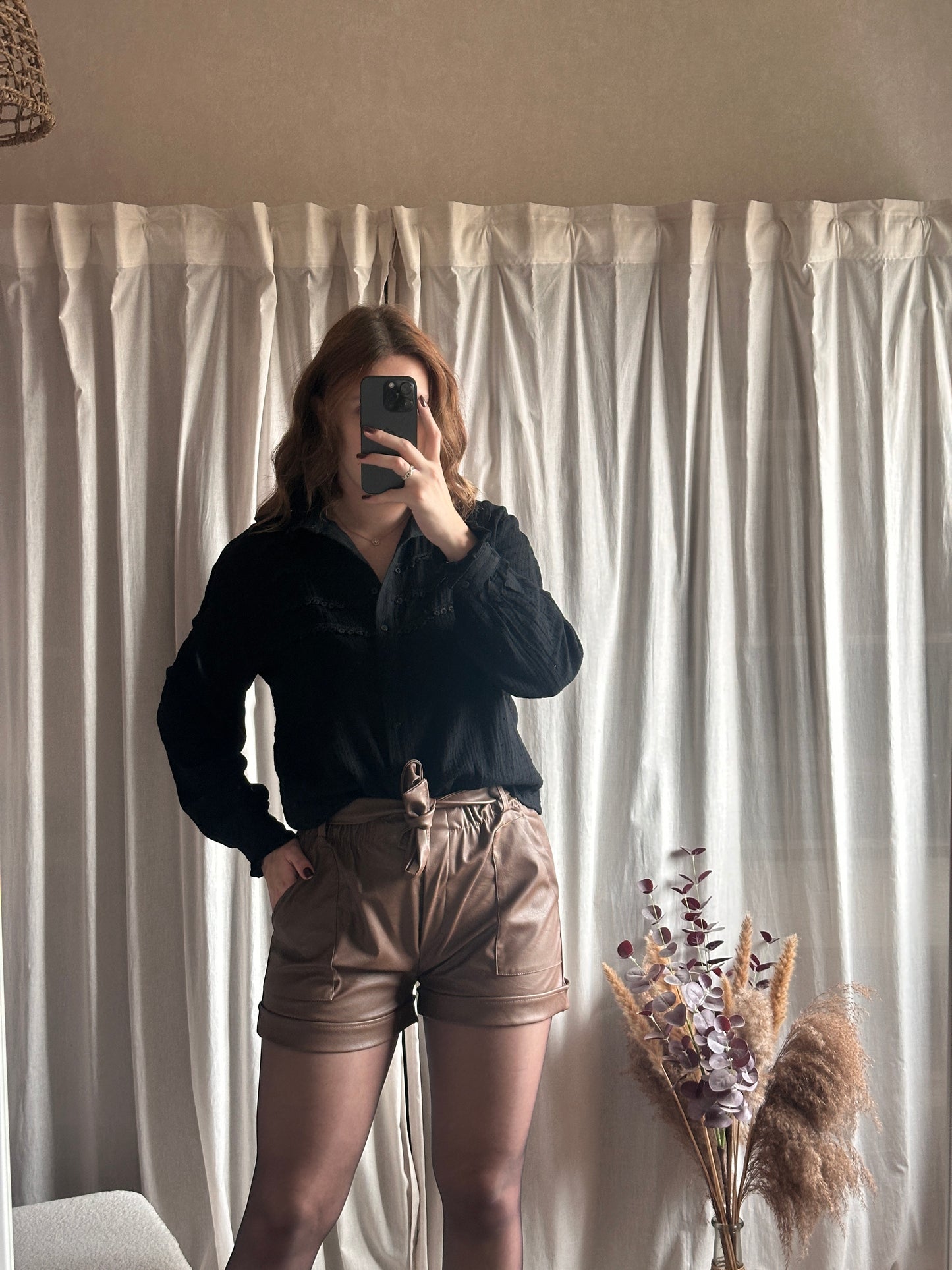 Short en similicuir marron