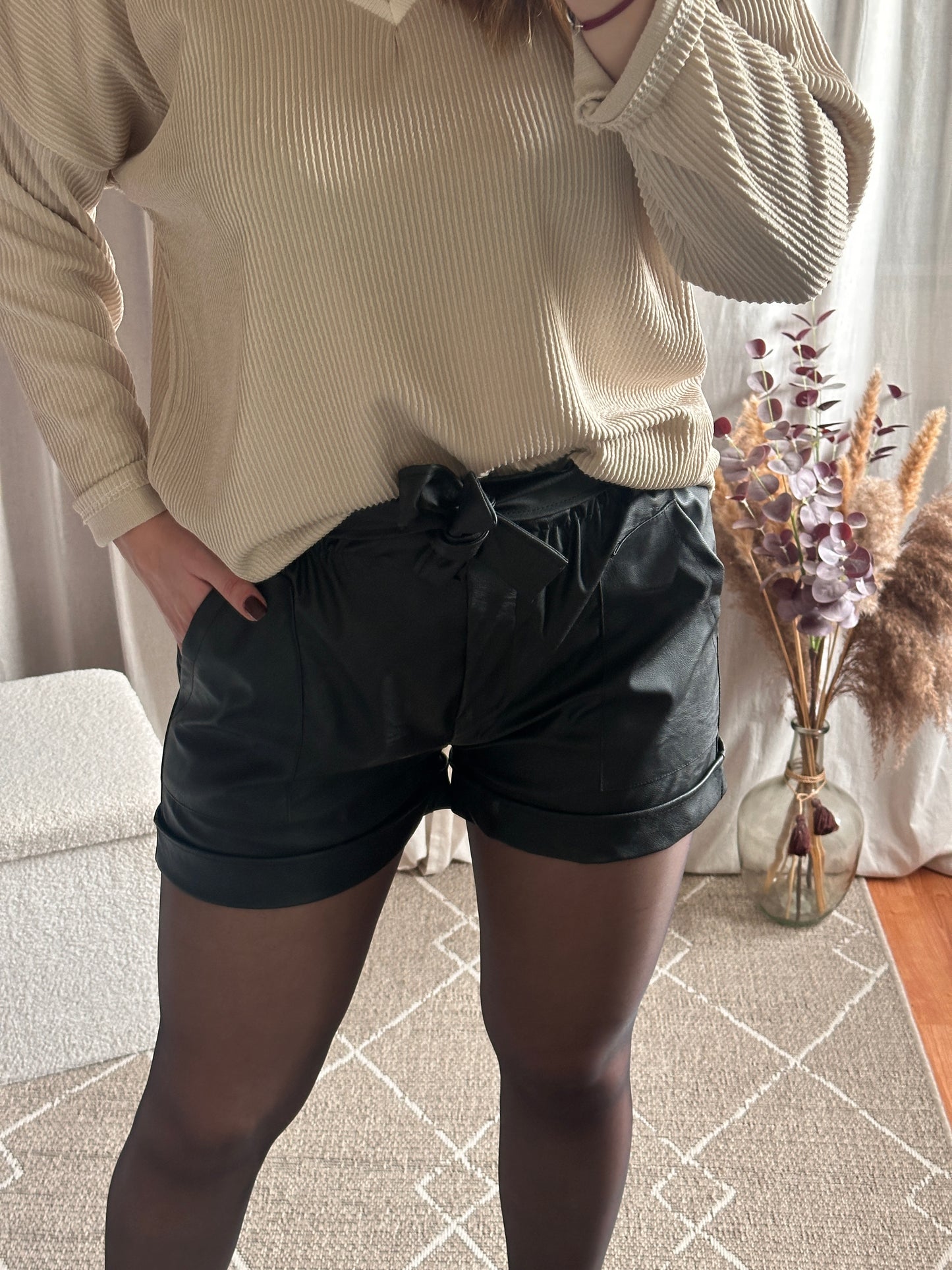 Short en similicuir noir