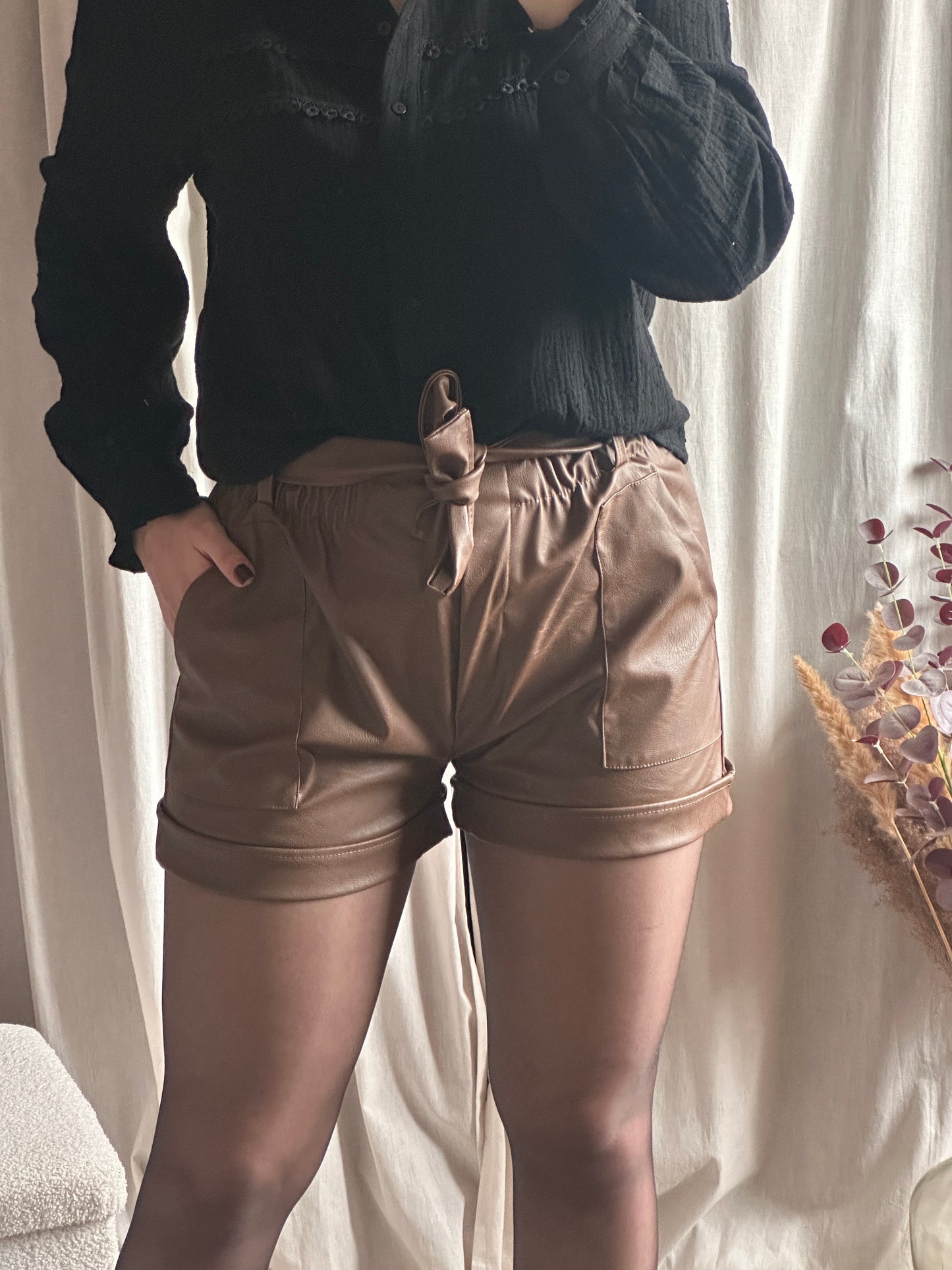 Short en similicuir marron