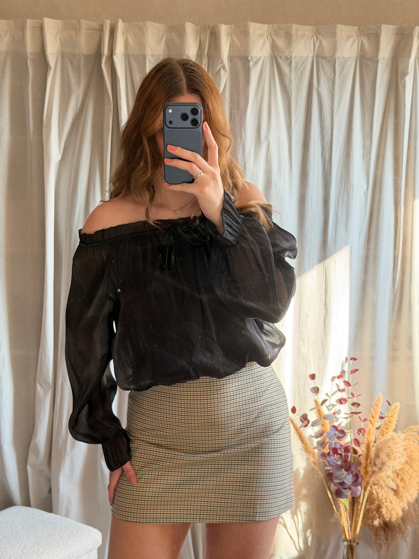Top noir manche longue col bardot