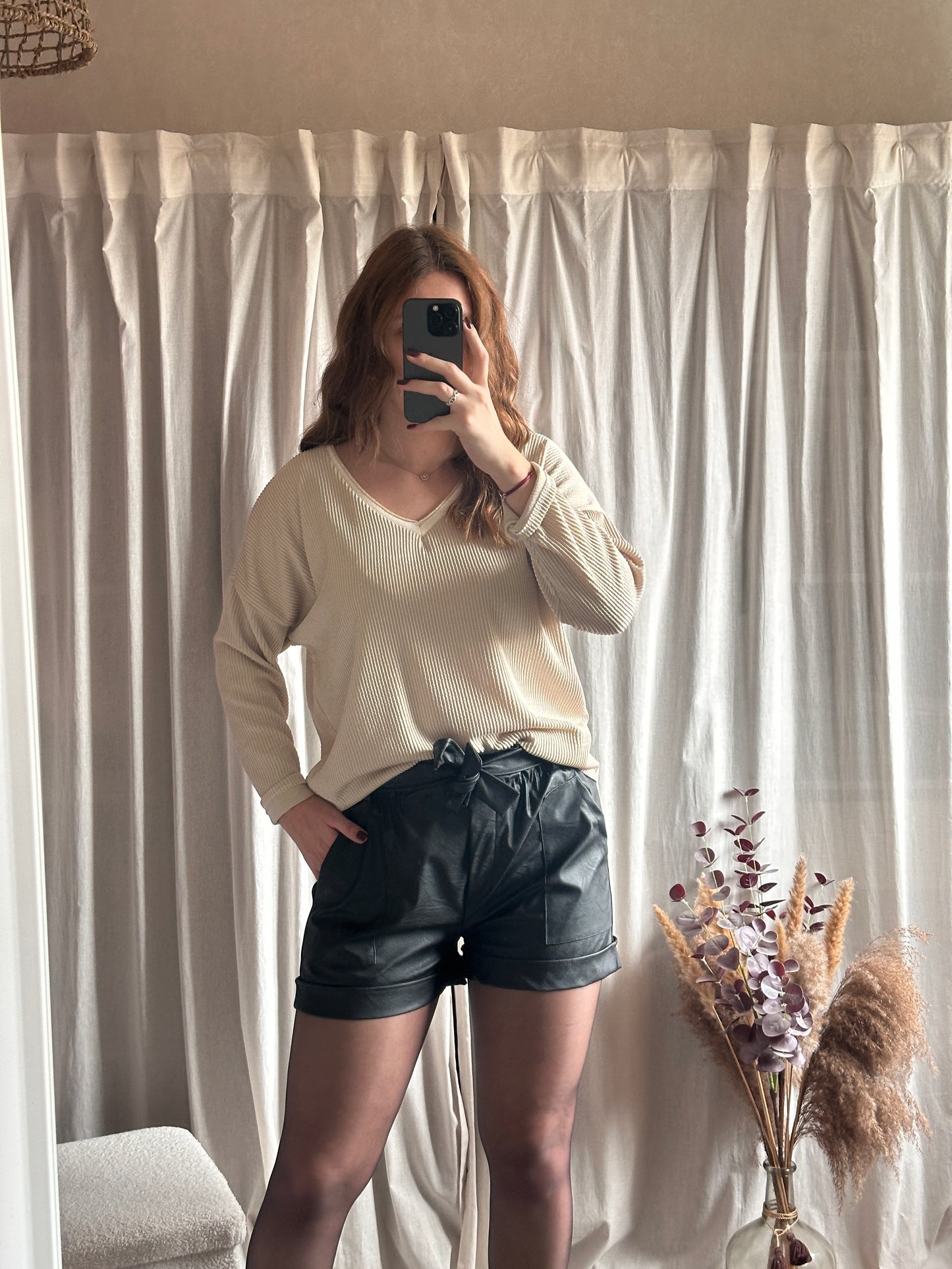 Short en similicuir noir