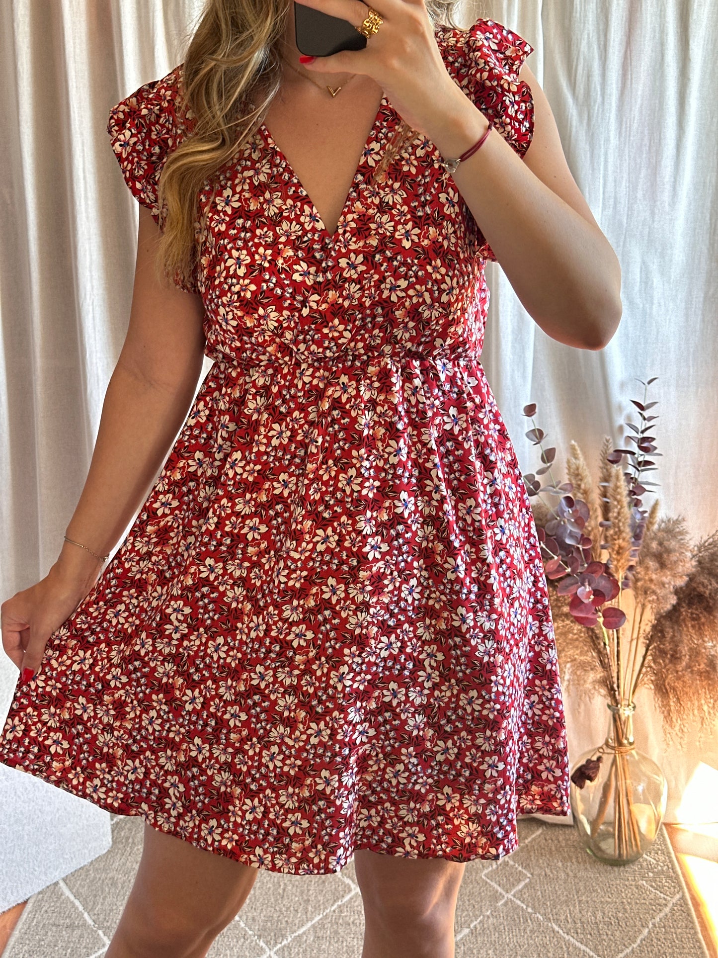 Robe courte rouge à fleurs