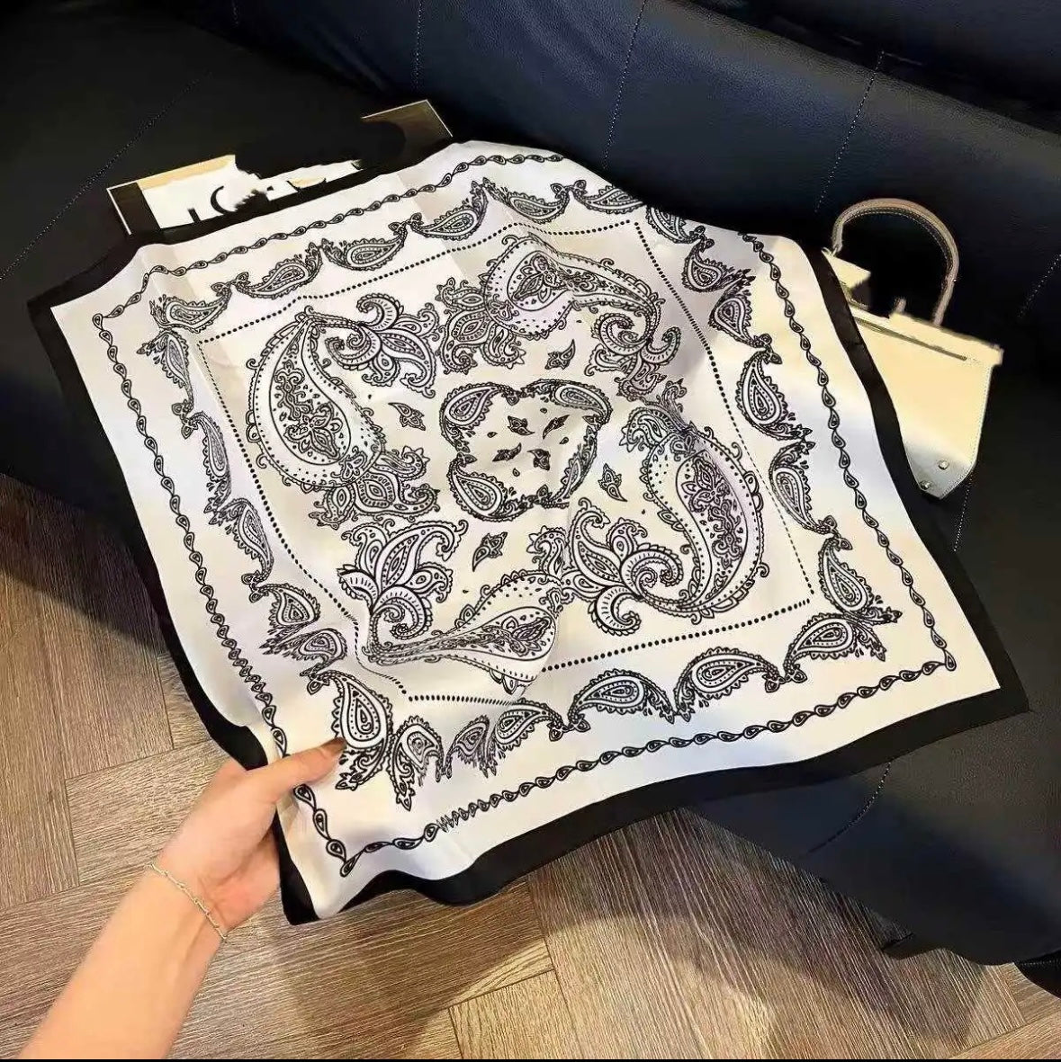 Foulard noir et blanc