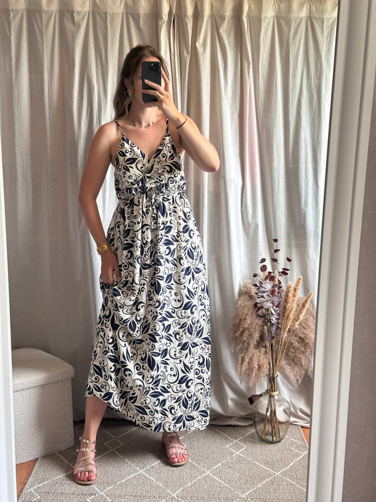 Robe longue bleu marine et blanche a motif
