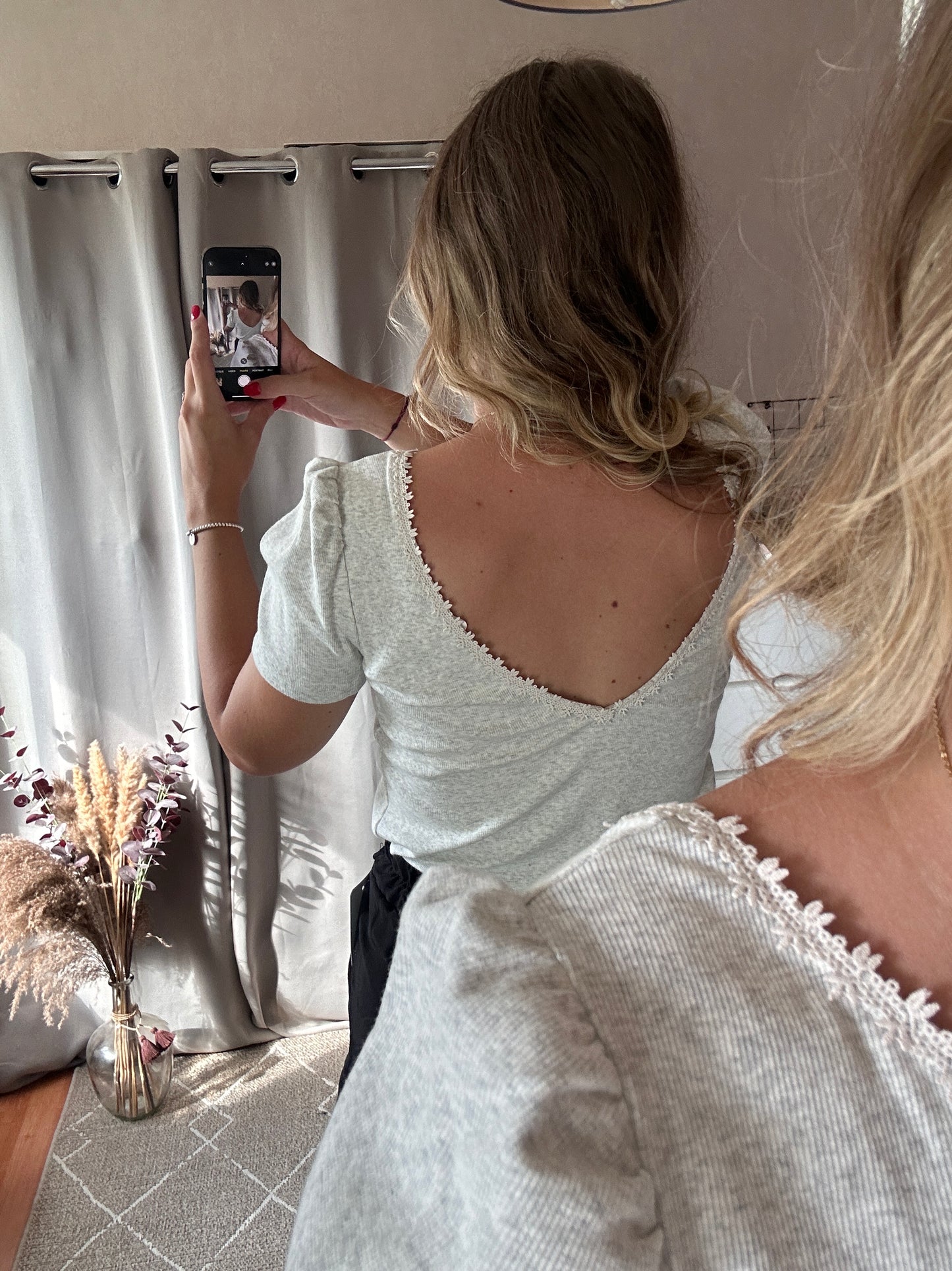 T-shirt gris dos nu