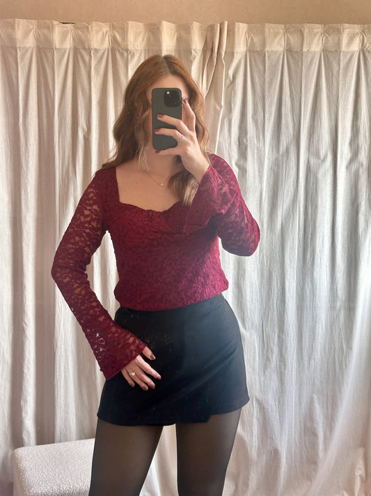 Top bordeaux en dentelle