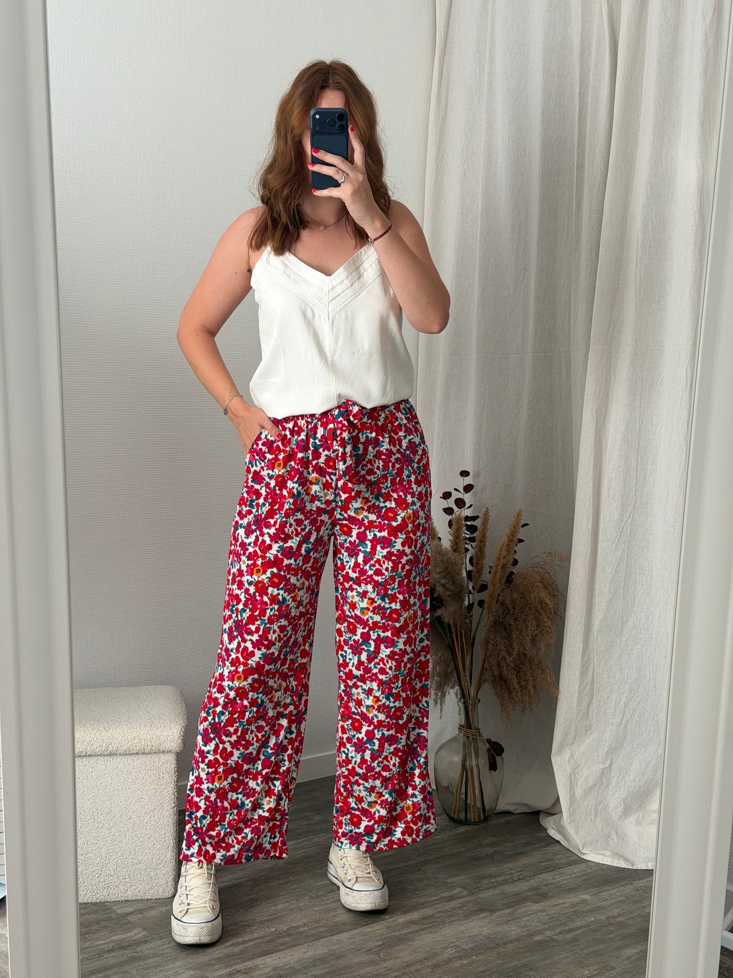 Pantalon fluide rouge motif fleurs