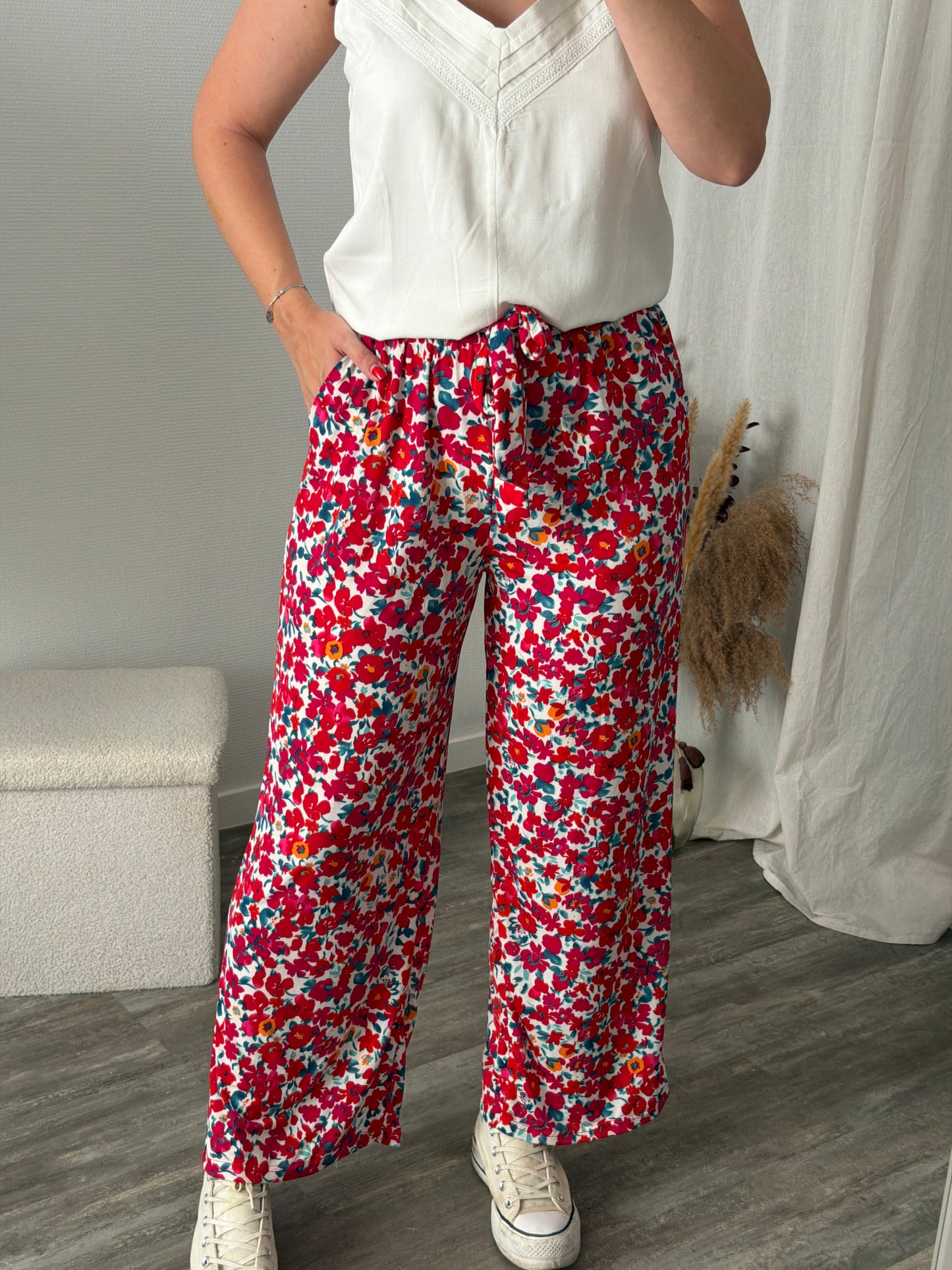 Pantalon fluide rouge motif fleurs