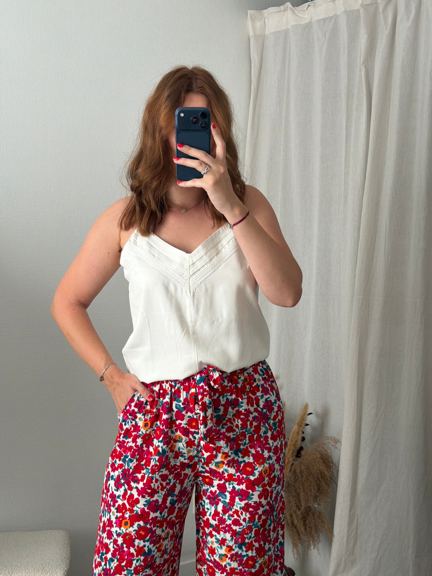 Pantalon fluide rouge motif fleurs