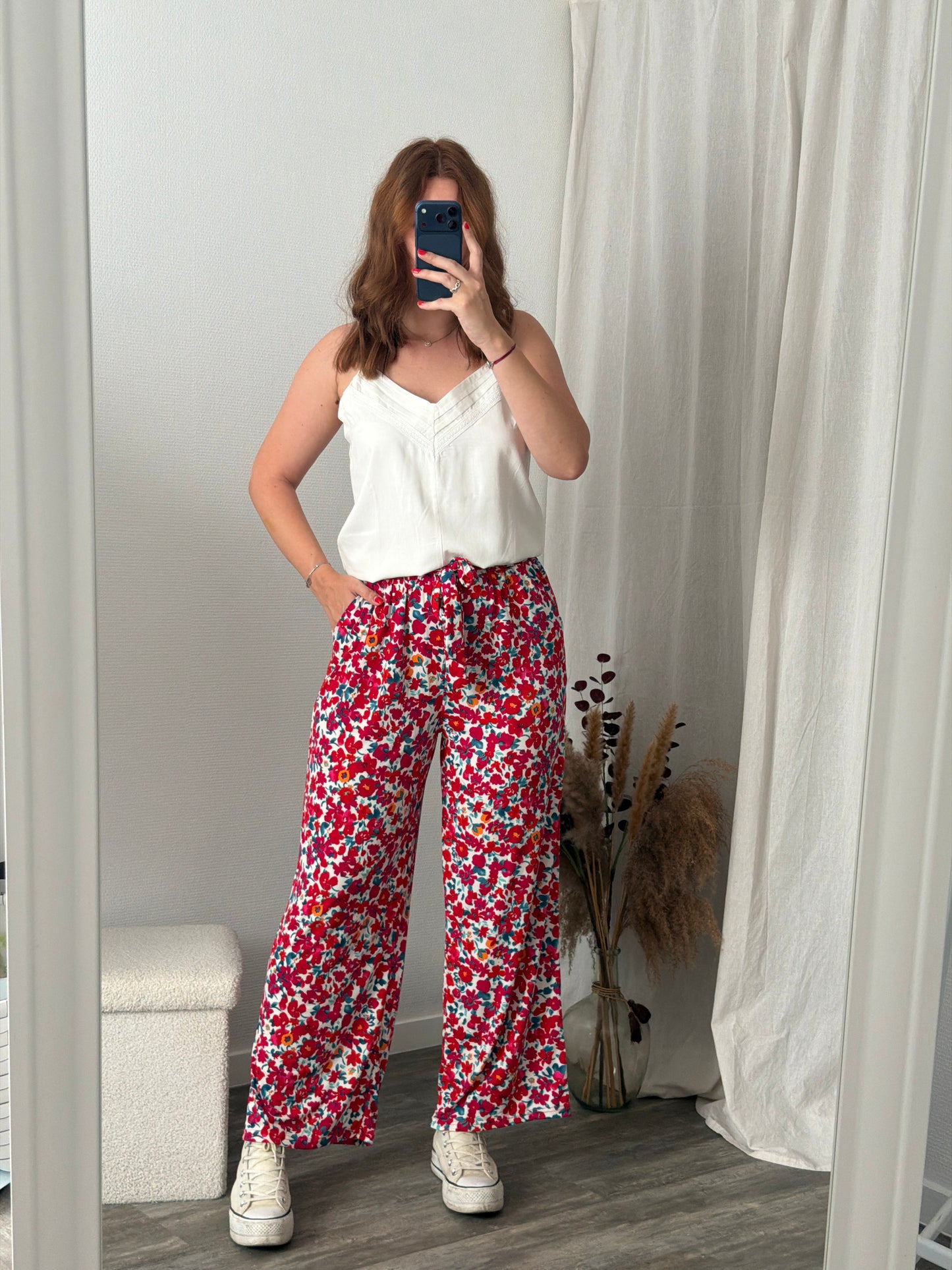Pantalon fluide rouge motif fleurs