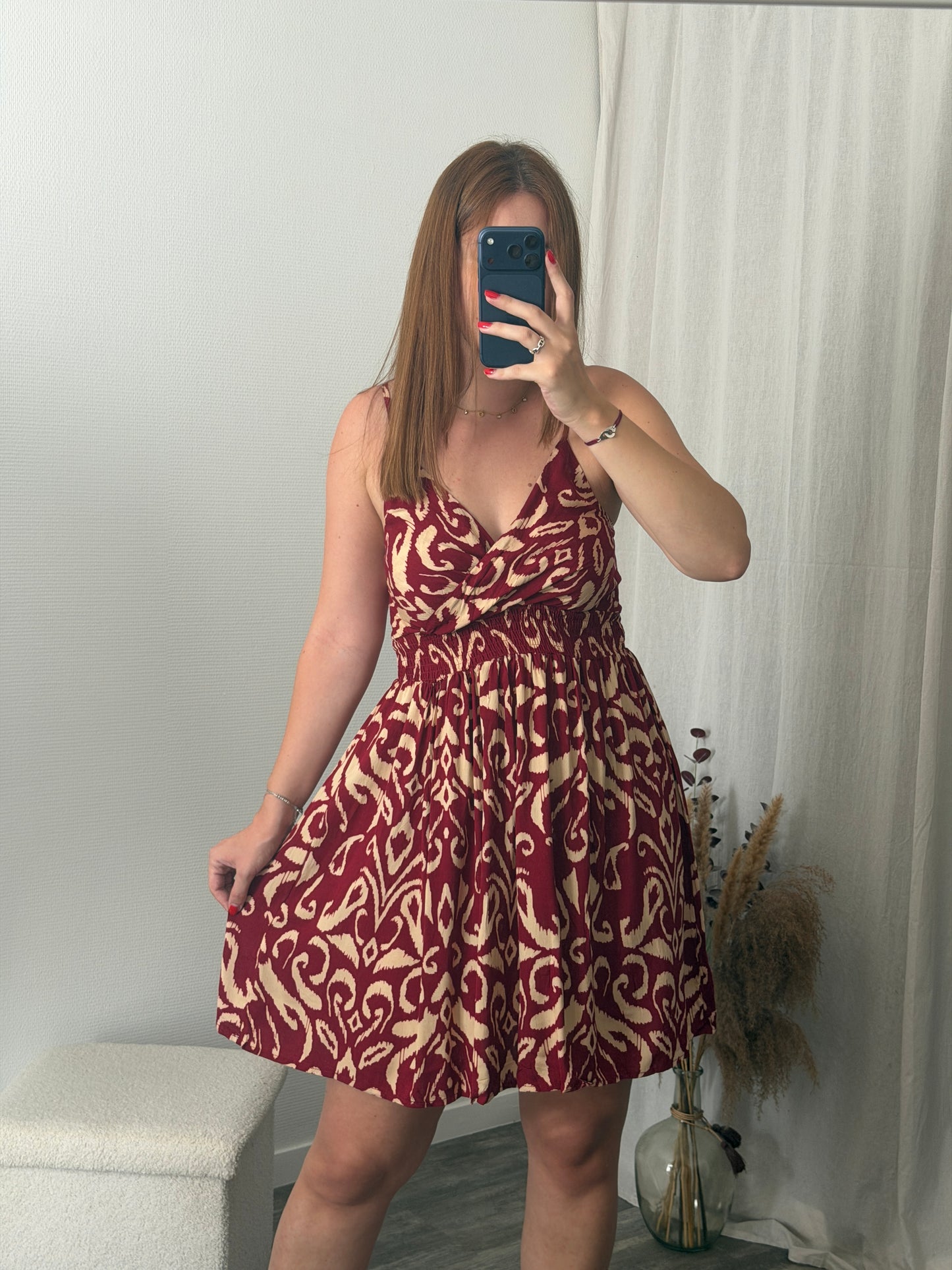 Robe courte bordeaux à motif