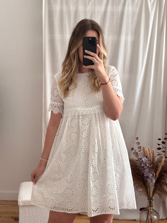 Robe courte blanche brodée